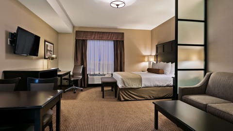 Suite, 1 Queen Bed, Non Smoking, Kitchenette | Premium bedding, pillowtop beds, in-room safe, desk