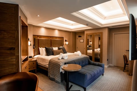 Superior Suite, Bathtub | Egyptian cotton sheets, premium bedding, pillowtop beds, in-room safe