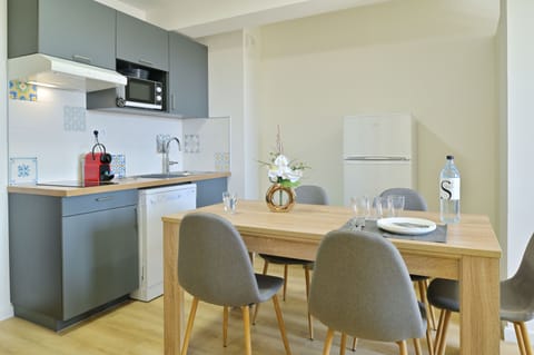 Standard Apartment | Private kitchen | Full-size fridge, microwave, stovetop, dishwasher