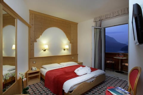 In-room safe, desk, free WiFi