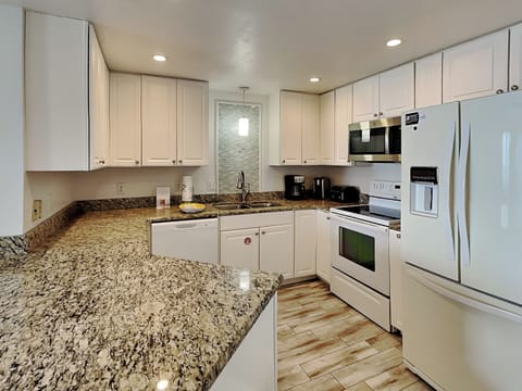 Condo, Multiple Beds, Balcony, Ocean View | Private kitchen | Fridge, microwave, oven, stovetop