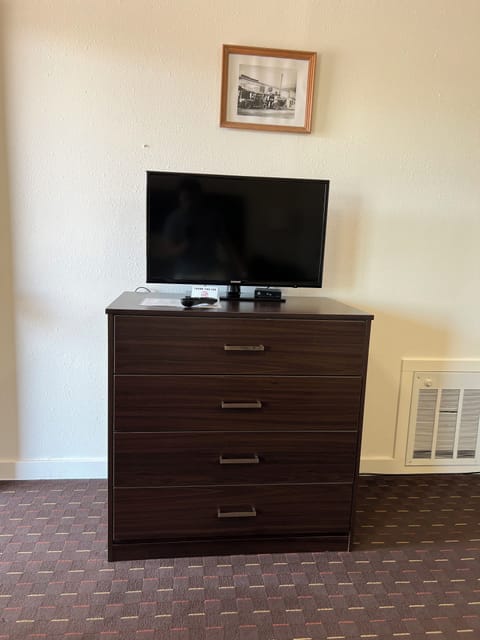 Queen Room | Blackout drapes, iron/ironing board, free WiFi, bed sheets