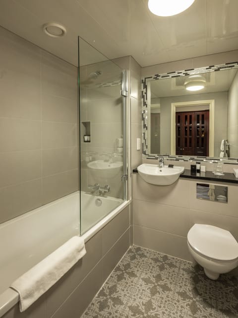 Combined shower/tub, designer toiletries, hair dryer, towels