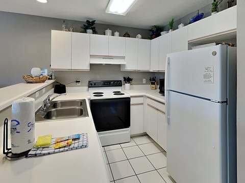 Condo, Multiple Beds, Balcony, Garden View (#4310 - No Pets Allowed) | Private kitchen | Fridge, microwave, oven, stovetop