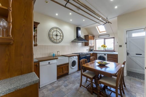 Well equipped kitchen with table and chairs to make cooking that bit more sociable!