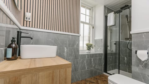 Standard Room | Bathroom | Shower, designer toiletries, hair dryer, bathrobes