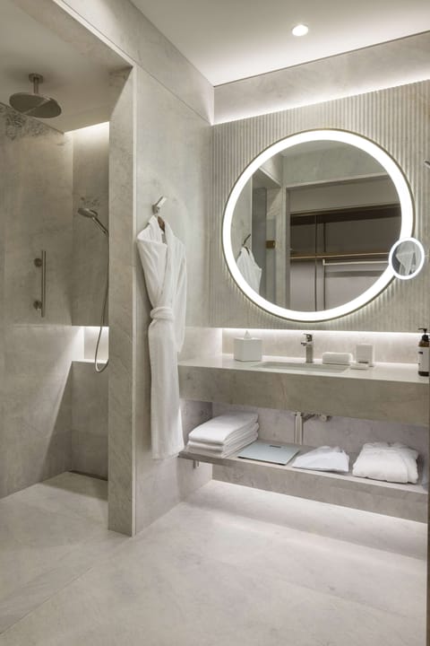 Room, 1 King Bed | Bathroom | Shower, hair dryer, bathrobes, slippers