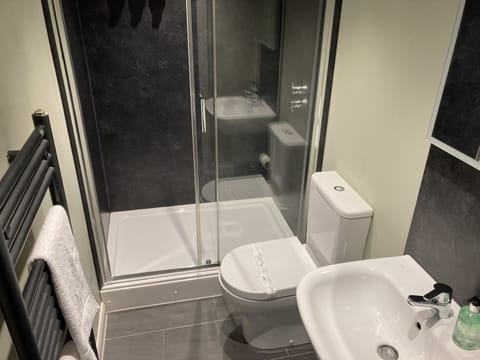 Superior Double Room | Bathroom | Free toiletries, hair dryer, towels