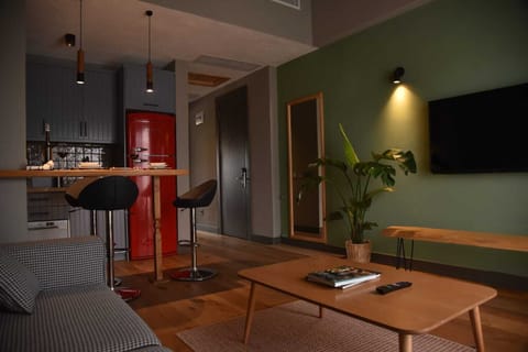 1+1 King Suite with Bay Window | 1 bedroom, premium bedding, desk, laptop workspace