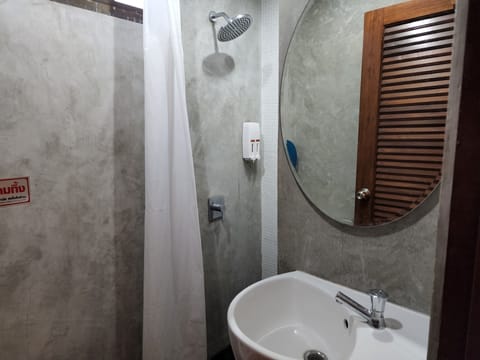 Superior Double Room | Bathroom | Shower, rainfall showerhead, free toiletries, hair dryer