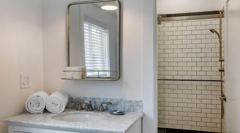 Deluxe King | Bathroom | Shower, free toiletries, hair dryer, towels