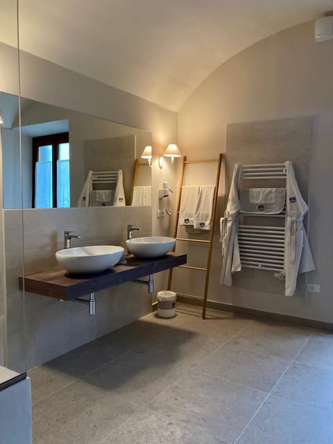 Royal Room | Bathroom | Free toiletries, hair dryer, bathrobes, bidet