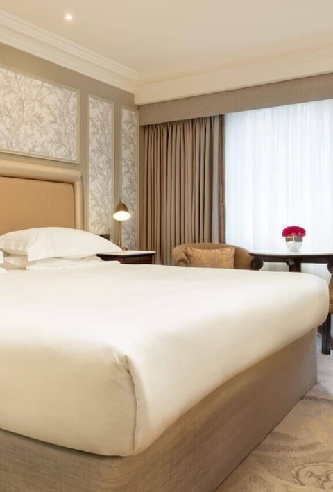 City Queen Room | 1 bedroom, premium bedding, minibar, in-room safe