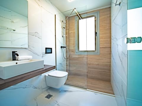 Junior Suite | Bathroom | Shower, rainfall showerhead, hair dryer, slippers