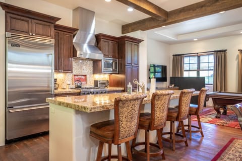 Have a coffee at the breakfast bar | Main Level