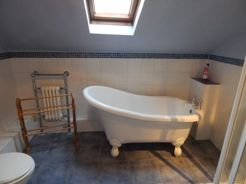 Basic Double Room, Private Bathroom | Bathroom shower