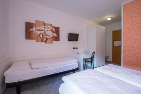 Comfort Triple Room, 1 Bedroom | In-room safe, desk, free cribs/infant beds, free WiFi