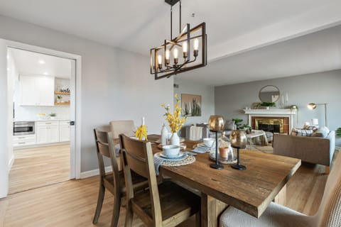 Enjoy your meals in this dining area for 6.