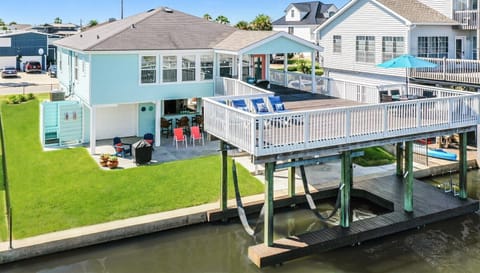 Welcome to Tampico Breeze where you can swim, fish, and kayak. Pet friendly!