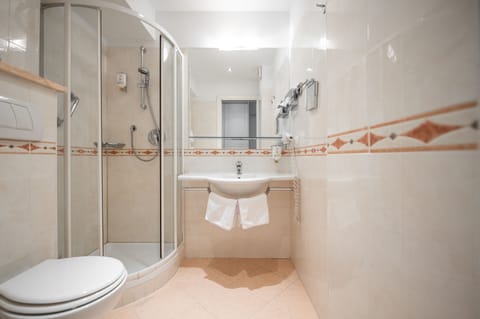 Classic Double or Twin Room | Bathroom | Free toiletries, hair dryer, bidet, towels