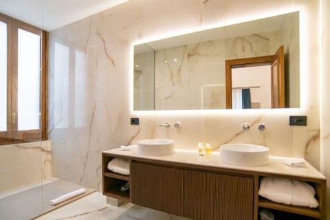 Junior Suite | Bathroom | Combined shower/tub, free toiletries, hair dryer, bathrobes