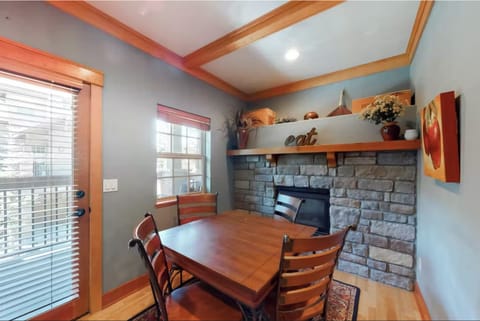 Breakfast Nook with Seating for 4