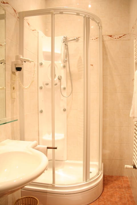 Shower, free toiletries, hair dryer, bidet