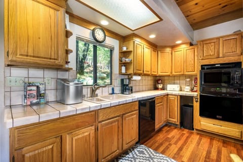 Cabin, 4 Bedrooms | Private kitchen | Fridge, microwave, stovetop, dishwasher