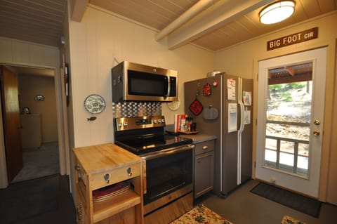 Cabin, 3 Bedrooms | Private kitchen | Fridge, oven, coffee/tea maker, toaster