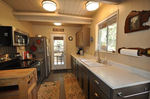 Cabin, 3 Bedrooms | Private kitchen | Fridge, oven, coffee/tea maker, toaster