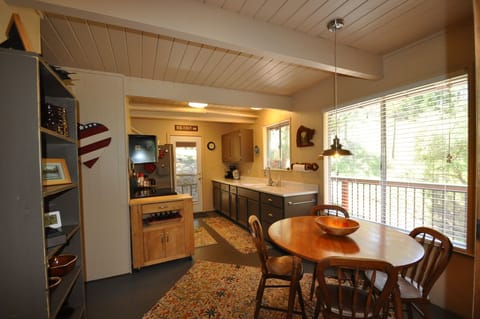 Cabin, 3 Bedrooms | Private kitchen | Fridge, oven, coffee/tea maker, toaster