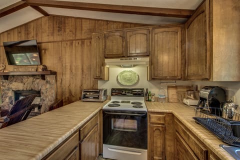 Cabin, 3 Bedrooms | Private kitchen | Fridge, oven, coffee/tea maker, toaster