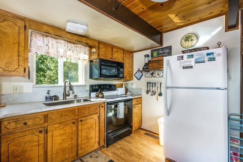 Cabin, 3 Bedrooms | Private kitchen | Fridge, microwave, oven, coffee/tea maker