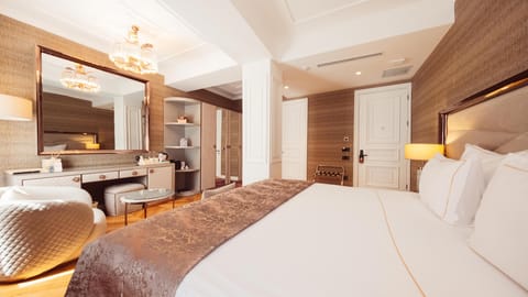 Deluxe Room | Premium bedding, free minibar items, in-room safe, laptop workspace