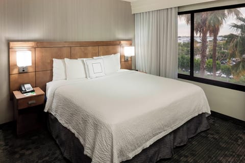 Executive Suite, 1 Bedroom | Premium bedding, down comforters, in-room safe, desk