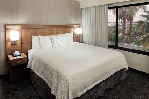 Premium bedding, down comforters, in-room safe, desk