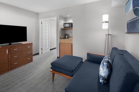 Executive Suite, 1 Bedroom | Living room | 32-inch flat-screen TV with cable channels, TV