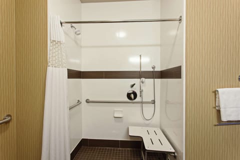 Combined shower/tub, towels