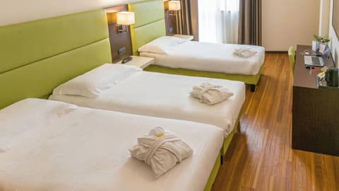 Deluxe Triple Room | Premium bedding, pillowtop beds, minibar, in-room safe