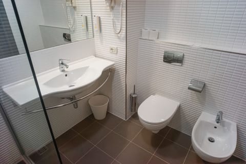 Shower, free toiletries, hair dryer, bidet