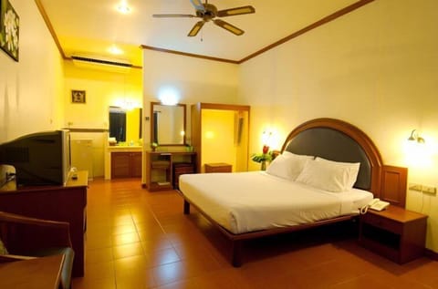 Superior Double Room | Minibar, in-room safe, blackout drapes, free WiFi