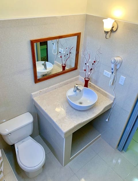 Premium Room | Bathroom | Shower, towels