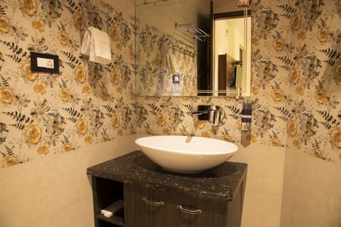 Premium Studio Suite | Bathroom | Combined shower/tub, rainfall showerhead, free toiletries, hair dryer