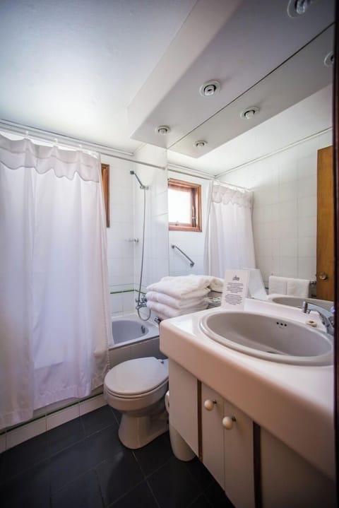 Family Cabin | Bathroom | Deep soaking tub, free toiletries, hair dryer, towels