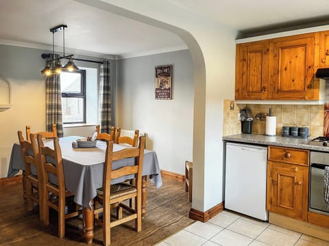 Kitchen/diner | Tom Wragg Suite - Burton Manor Farm, Bakewell