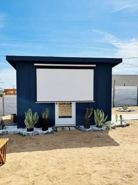 Outdoor movie screen with bluetooth projector