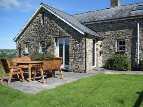Paved patio area with outdoor eating area | Carmarthen Cottages- Barn Cottage - Carmarthen Cottages, Cwmdu, Near Llandeilo