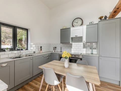 Kitchen/diner | Shutlingsloe - Higher Capstone Farm Cottages, Mellor, near Marple