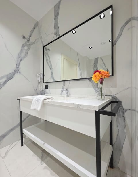 Deluxe Triple Room | 1 bedroom, Frette Italian sheets, premium bedding, down comforters