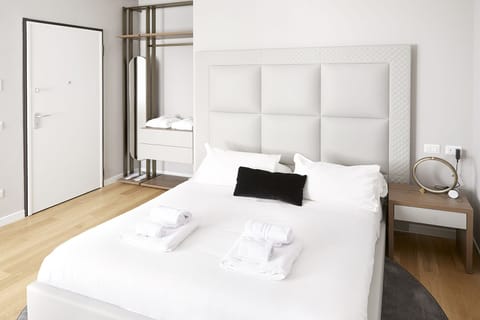 Standard Room | Frette Italian sheets, premium bedding, pillowtop beds, in-room safe